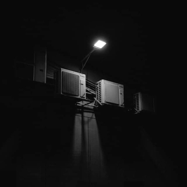 Quelles sont les étapes pour installer un éclairage extérieur avec détecteur de mouvement ?