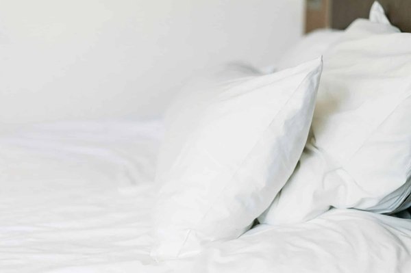Linge de lit pour hôtel : Comment choisir la qualité et le confort pour vos invités ?